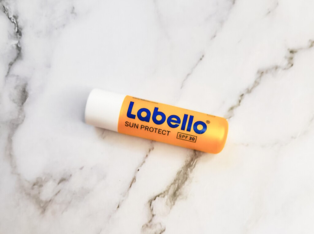 Labello Sun Protect SPF 30, balsamo labbra con protezione solare protagonista della recensione e della prova sulle labbra.