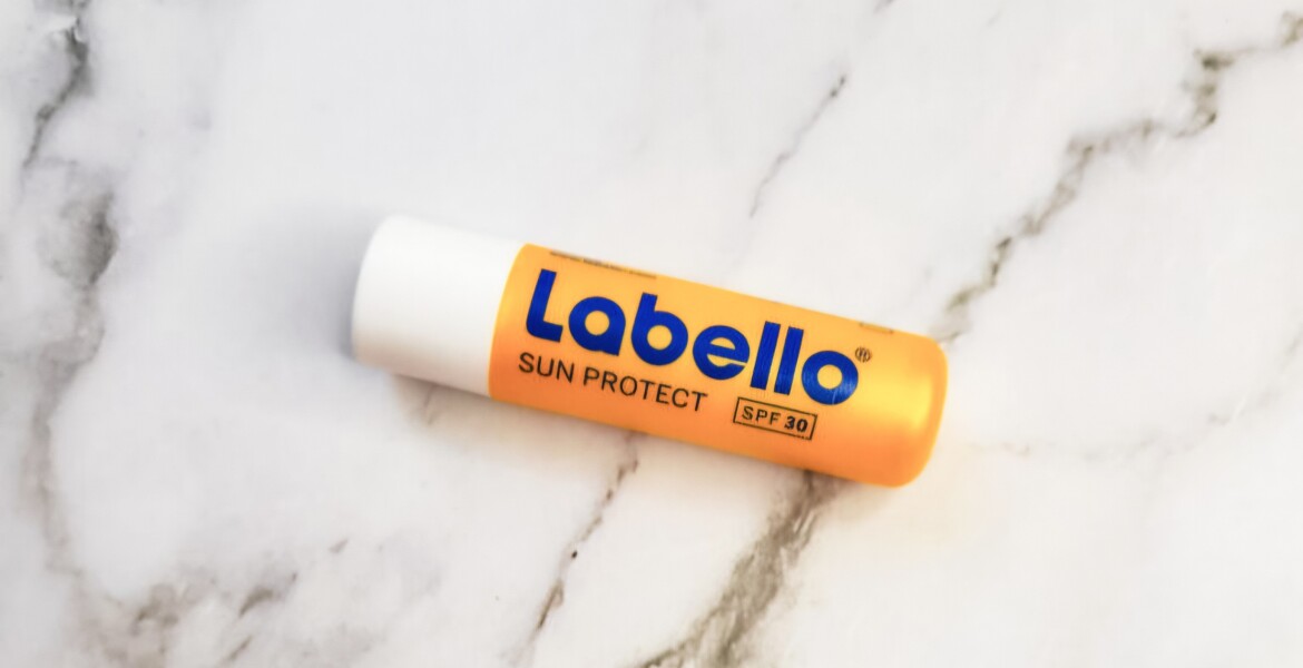 Labello Sun Protect SPF 30, balsamo labbra con protezione solare protagonista della recensione e della prova sulle labbra.