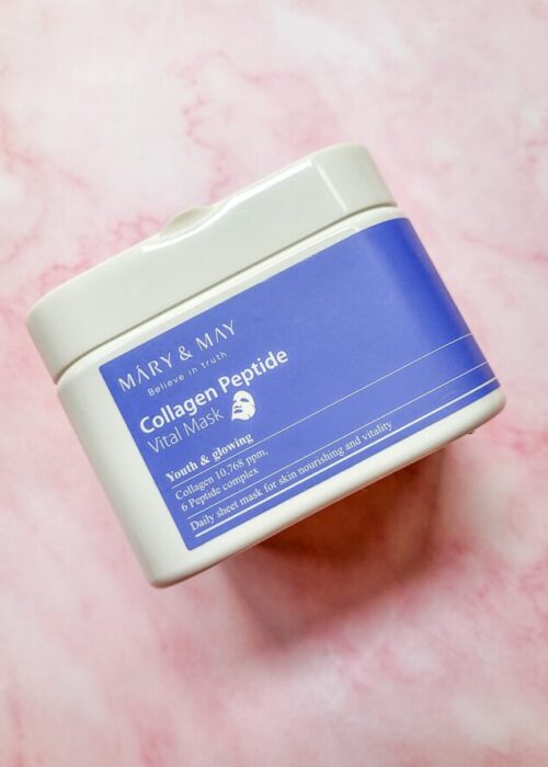 Collagen Peptide Vital Mask, una maschera viso in tessuto che promette di migliorare l'elasticità della pelle, combattere i segni dell'invecchiamento cutaneo precoce e donare un'idratazione profonda.