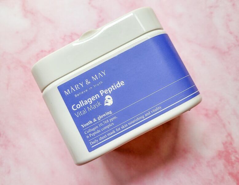 Collagen Peptide Vital Mask, una maschera viso in tessuto che promette di migliorare l'elasticità della pelle, combattere i segni dell'invecchiamento cutaneo precoce e donare un'idratazione profonda.