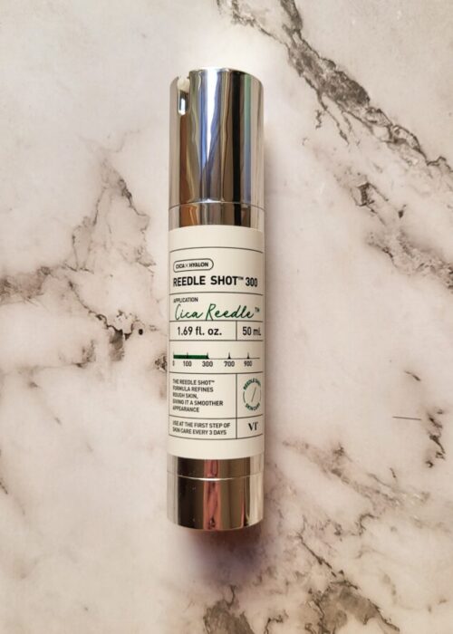 Il sieor viso Reedle shot 300 del brand coreano VT è un ottimo alleato per la pelle ispessita, matura, spenta, secca e disidratata, grassa con seborrea oleosa poiché stimola la naturale rigenerazione cutanea e va ad eliminare in profondità tutte le cellule morte che impediscono il passaggio di attivi skincare e rendono la pelle opaca e spenta.