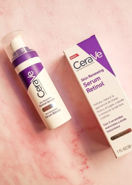 Flacone del siero viso CeraVe Skin Renewing Retinol Serum su sfondo neutro, ideale per skincare serale e antiage
