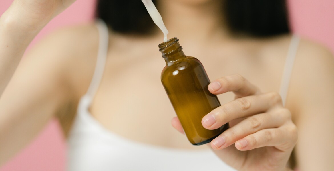 principali attivi skincare da non combinare: Retinolo + Vitamina C, Acidi AHA/BHA e Benzoyl Peroxide + Retinolo.