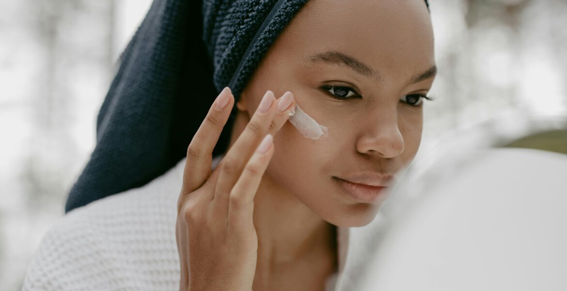 Skincare routine quotidiana per prevenire le macchie sul viso e mantenere una pelle uniforme e luminosa