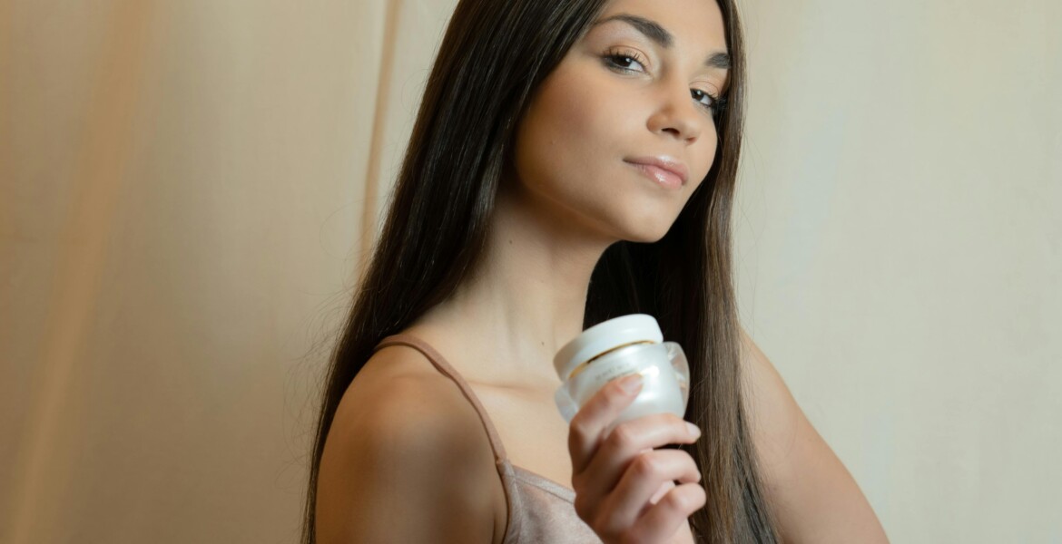 Collagene idrolizzato: guida skincare per capire come scegliere una formula davvero valida tra peptidi, biodisponibilità e vitamina C.