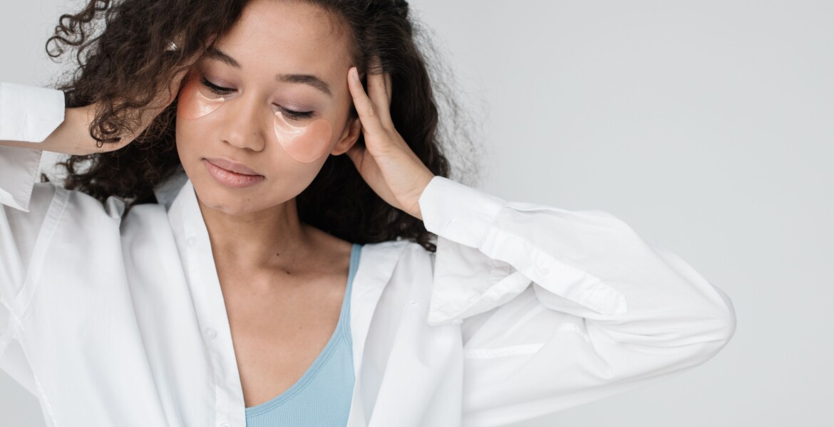 Skincare routine per contorno occhi secco, disidratato e segnato, con step mattina e sera per idratare e illuminare lo sguardo