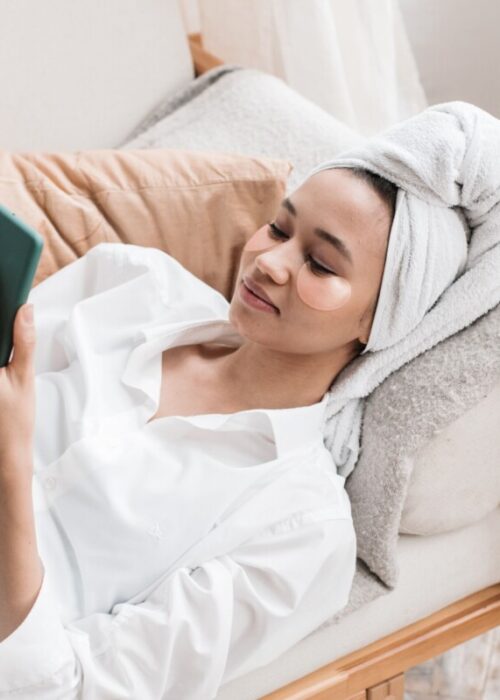 Skincare in 60 secondi con pochi passaggi essenziali per prendersi cura della pelle anche quando si ha poco tempo.