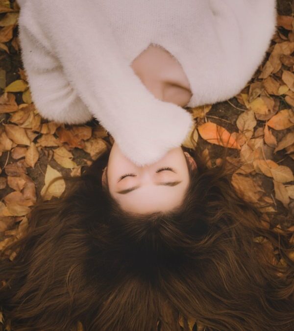 Skincare d’autunno per ripristinare la barriera cutanea dopo l’estate prima di introdurre acidi e trattamenti esfolianti