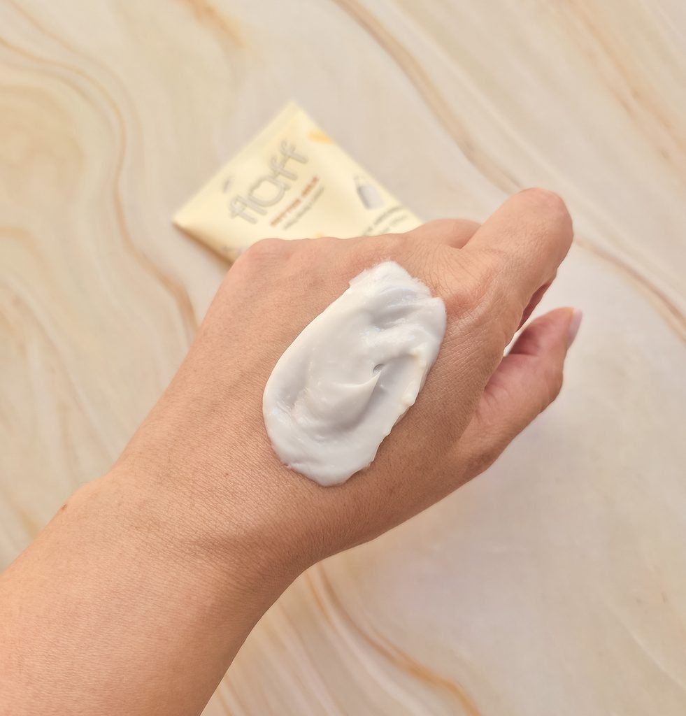 Texture della crema corpo Fluff Butter Milk applicata sulla mano durante la prova