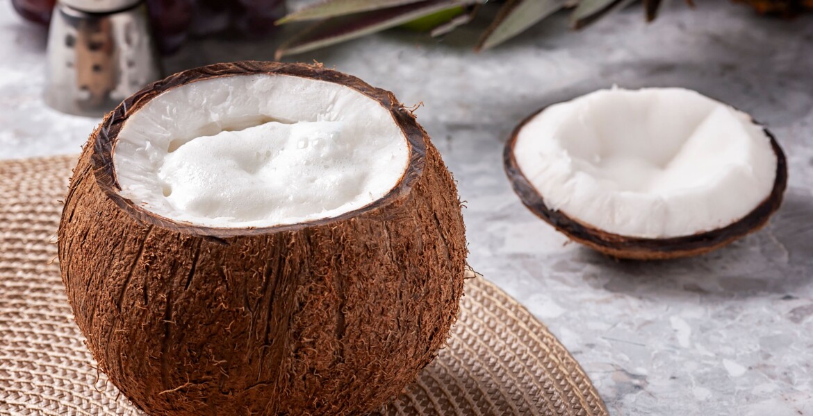 Maschera doposole fai da te con aloe vera e olio di cocco per la pelle disidratata dopo il sole