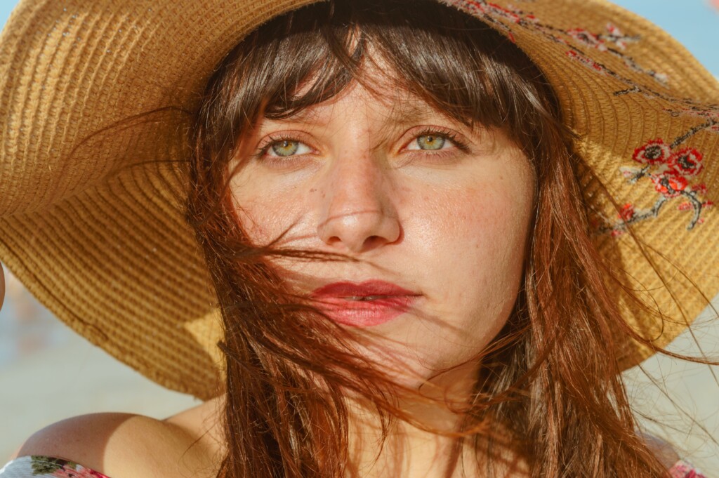 Rughe più evidenti dopo il sole e skincare da seguire a fine estate