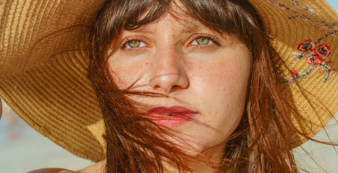 Rughe più evidenti dopo il sole e skincare da seguire a fine estate