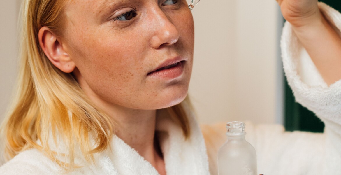 Acido tranexamico e niacinamide nella skincare per le macchie scure e il colorito irregolare.