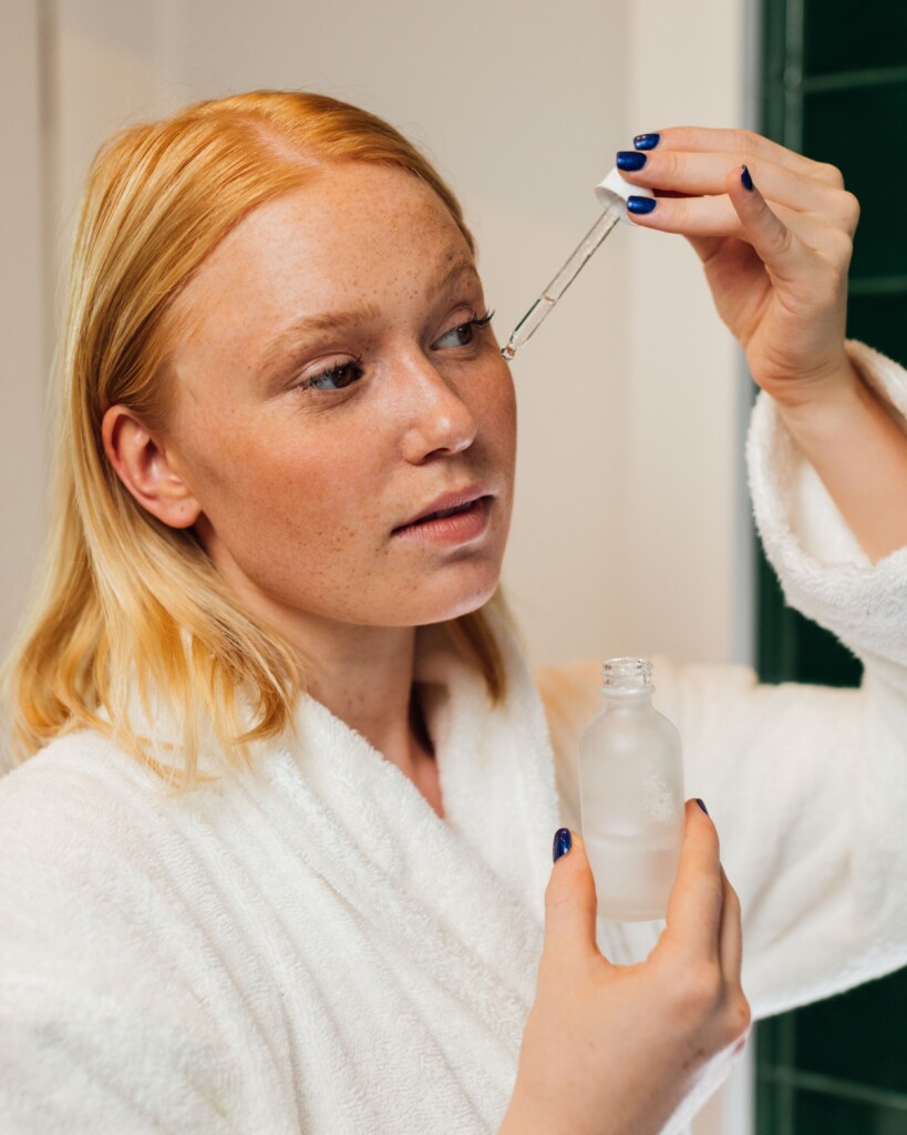 Acido tranexamico e niacinamide nella skincare per le macchie scure e il colorito irregolare.