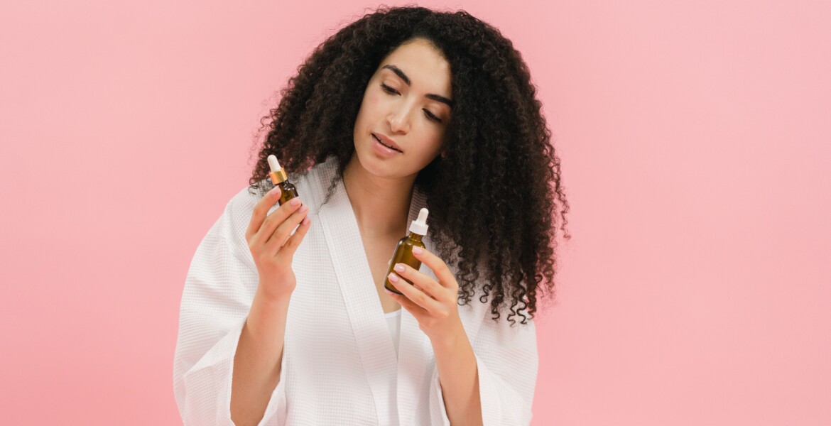 Niacinamide e peptidi nella skincare per pelle mista con zona T lucida e guance disidratate.