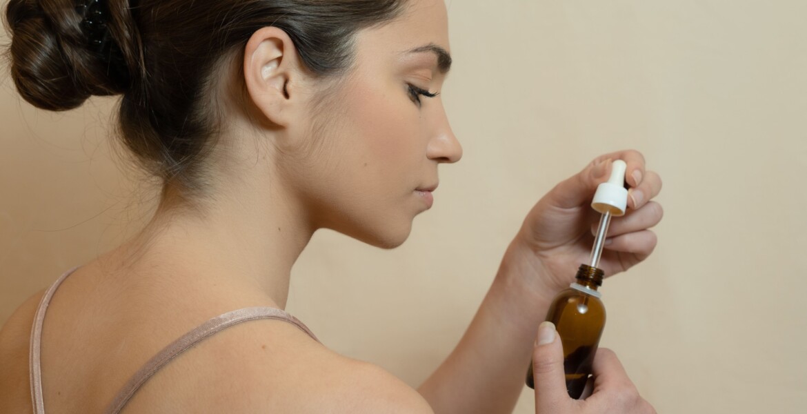 Olio viso nella skincare: ordine di applicazione, abbinamento alla crema e scelta per tipo di pelle