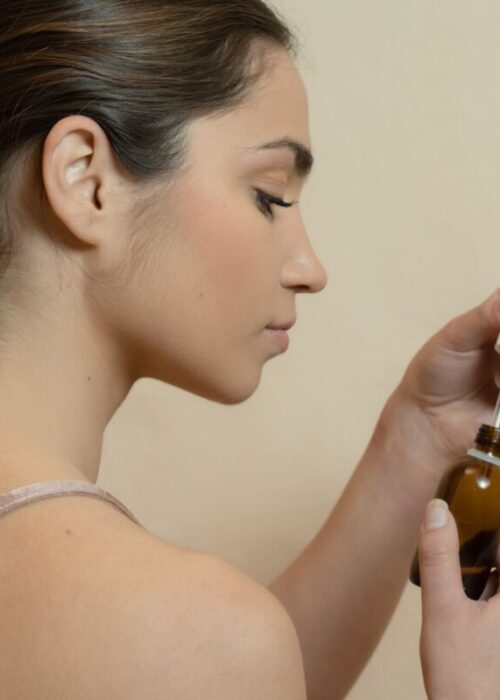 Olio viso nella skincare: ordine di applicazione, abbinamento alla crema e scelta per tipo di pelle