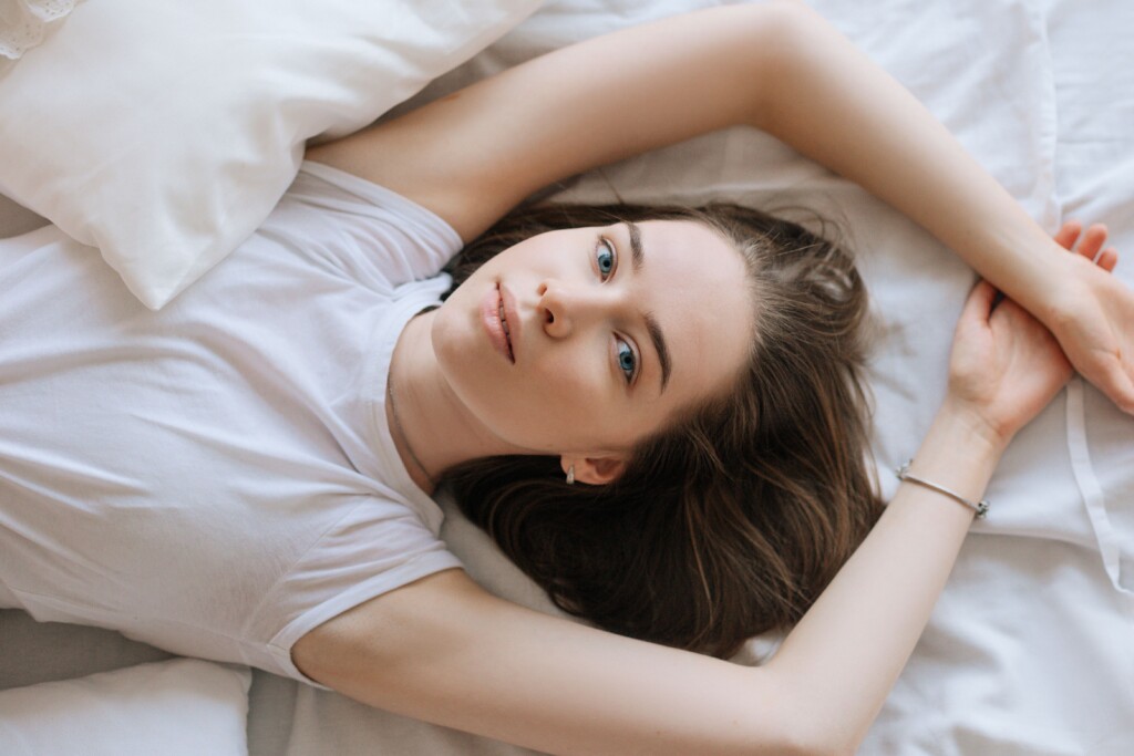 Skincare serale per attenuare i segni di stanchezza e svegliarsi con la pelle più idratata e distesa