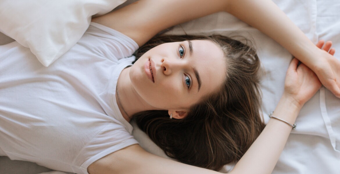 Skincare serale per attenuare i segni di stanchezza e svegliarsi con la pelle più idratata e distesa