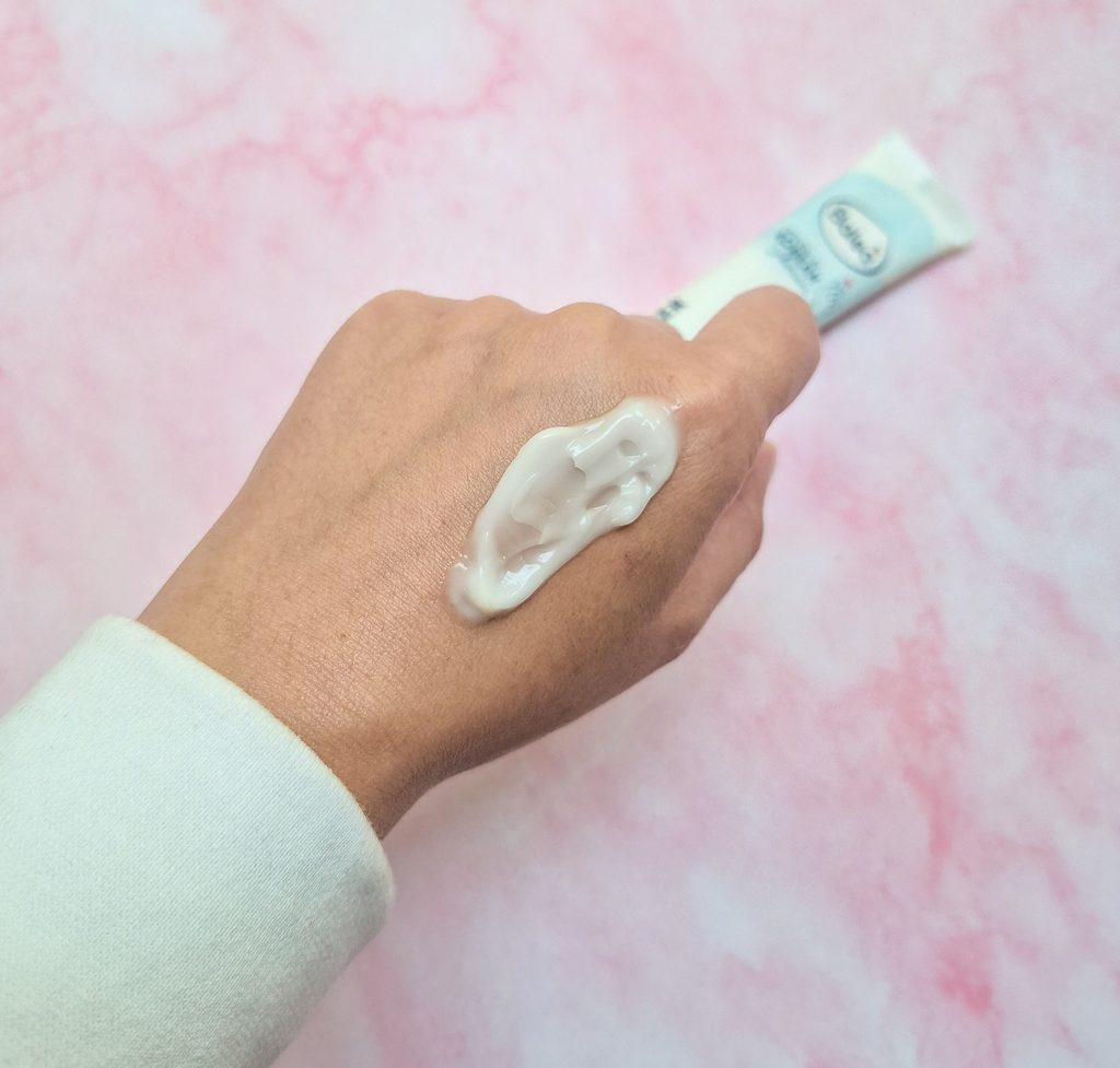 Texture cremosa e corposa di Balea Dewy Water Cream alla niacinamide sulla mano