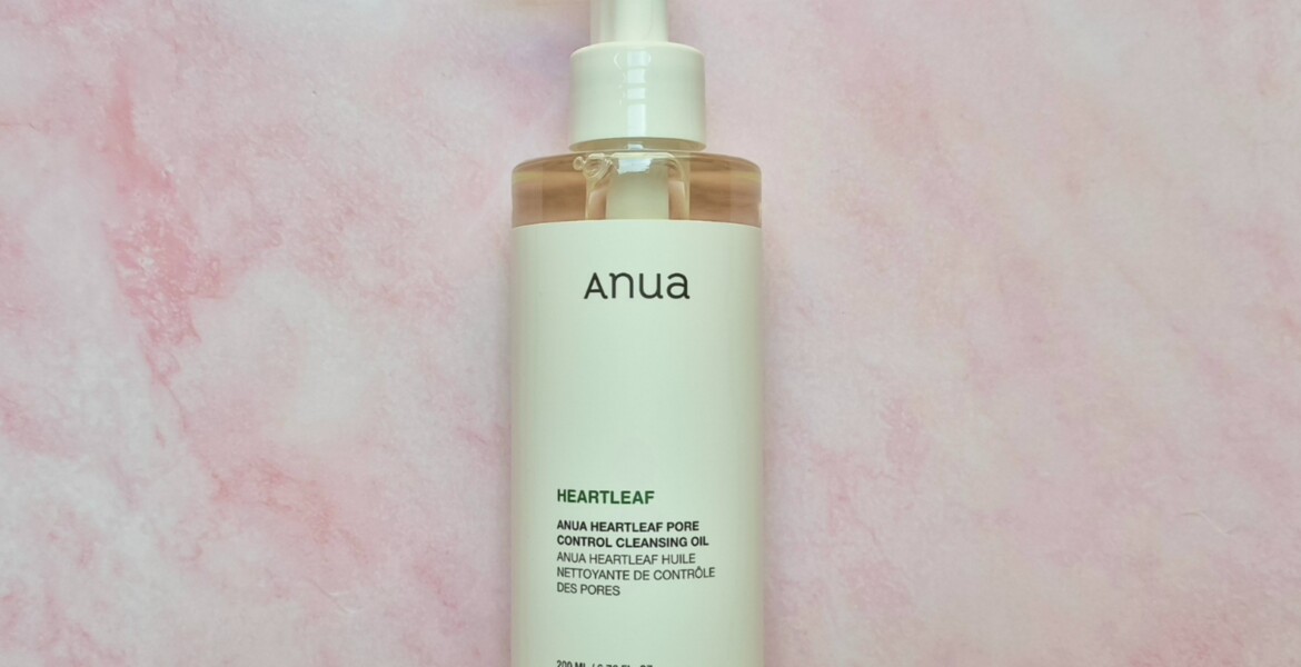 Anua Heartleaf Cleansing Oil protagonista della recensione su makeup waterproof, emulsione e doppia detersione