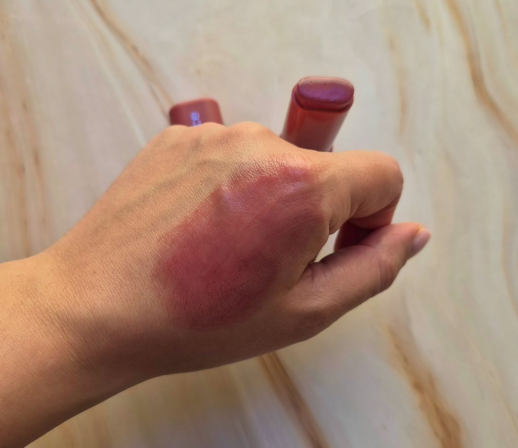 Swatch sulla mano di Catrice PDRN Moisture Lip Butter Berry Mousse con pigmentazione berry-malva e finish lucido