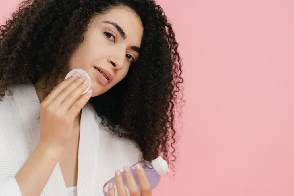 Come struccarsi correttamente la sera con doppia detersione per rimuovere makeup, SPF e mascara