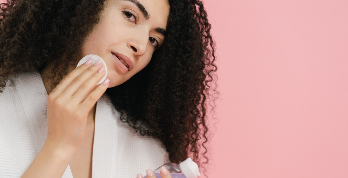 Come struccarsi correttamente la sera con doppia detersione per rimuovere makeup, SPF e mascara