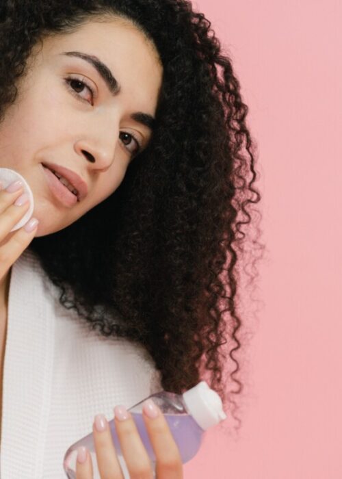 Come struccarsi correttamente la sera con doppia detersione per rimuovere makeup, SPF e mascara