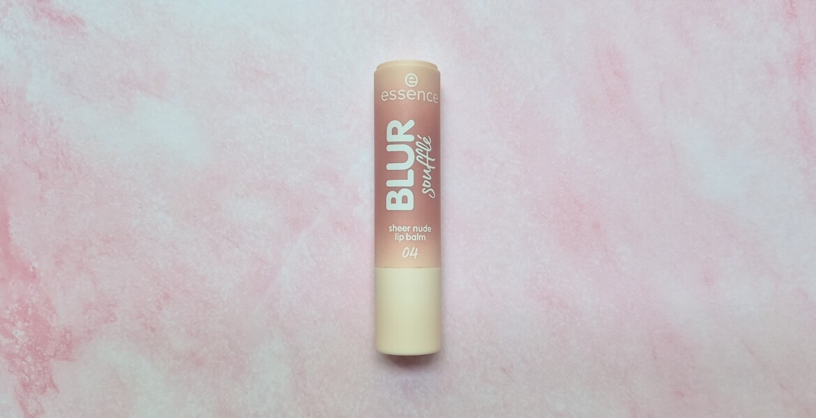 Essence Blur Soufflé 04 recensito per texture, finish soft-matte, effetto blur e resa sulle labbra