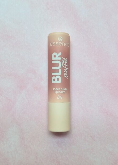 Essence Blur Soufflé 04 recensito per texture, finish soft-matte, effetto blur e resa sulle labbra