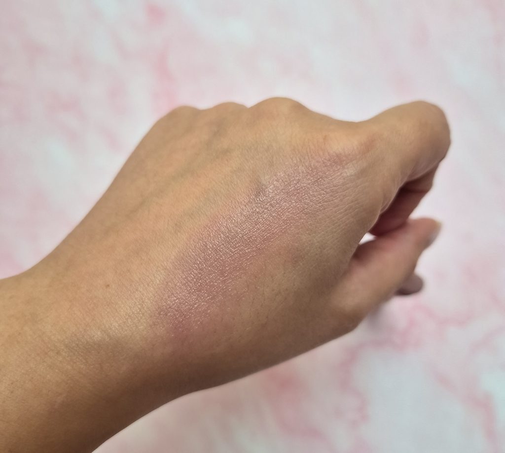 Swatch della tonalità 04 di Essence Blur Soufflé con finish soft-matte e colore sfumato