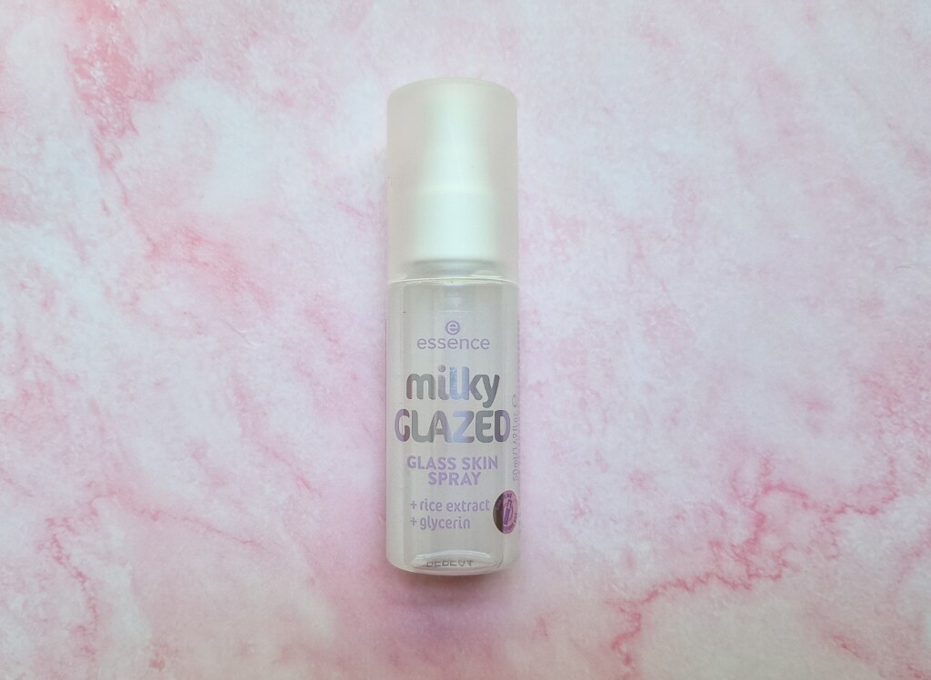 Essence Milky GLAZED Glass Skin Spray al riso protagonista della recensione sul finish luminoso e dewy