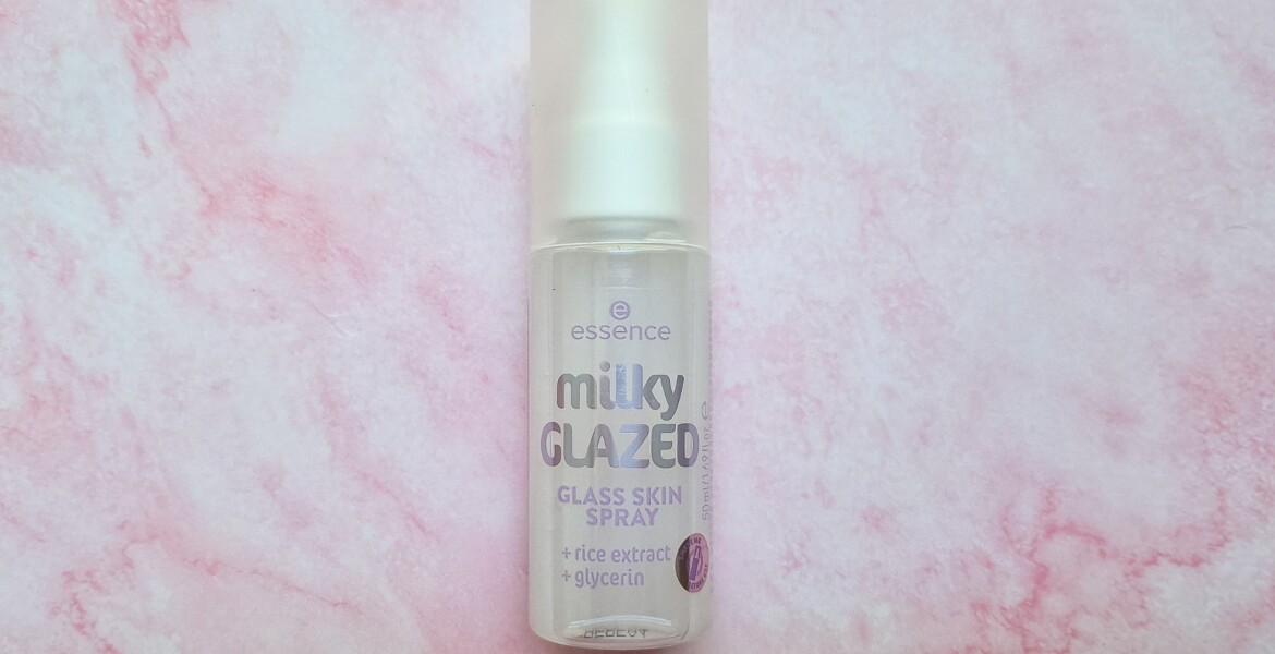 Essence Milky GLAZED Glass Skin Spray al riso protagonista della recensione sul finish luminoso e dewy