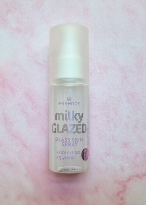Essence Milky GLAZED Glass Skin Spray al riso protagonista della recensione sul finish luminoso e dewy