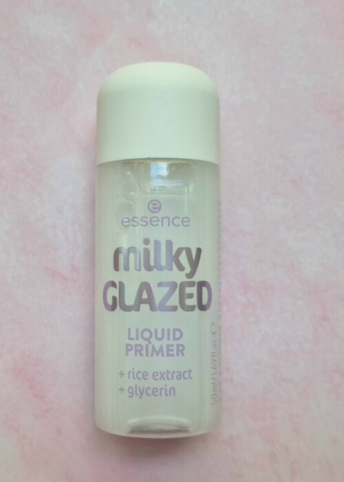 Essence Milky GLAZED Liquid Primer recensito da MEI Skincare con analisi di texture, formula e resa sotto il fondotinta