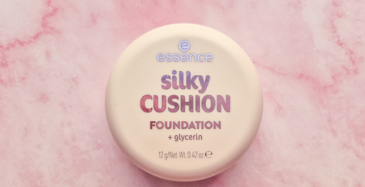 Essence Silky Cushion Foundation recensione dopo una settimana con focus su coprenza, finish luminoso e durata