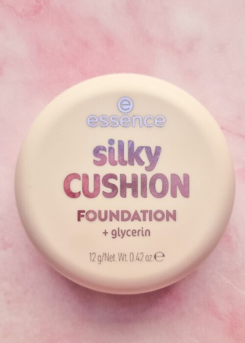 Essence Silky Cushion Foundation recensione dopo una settimana con focus su coprenza, finish luminoso e durata