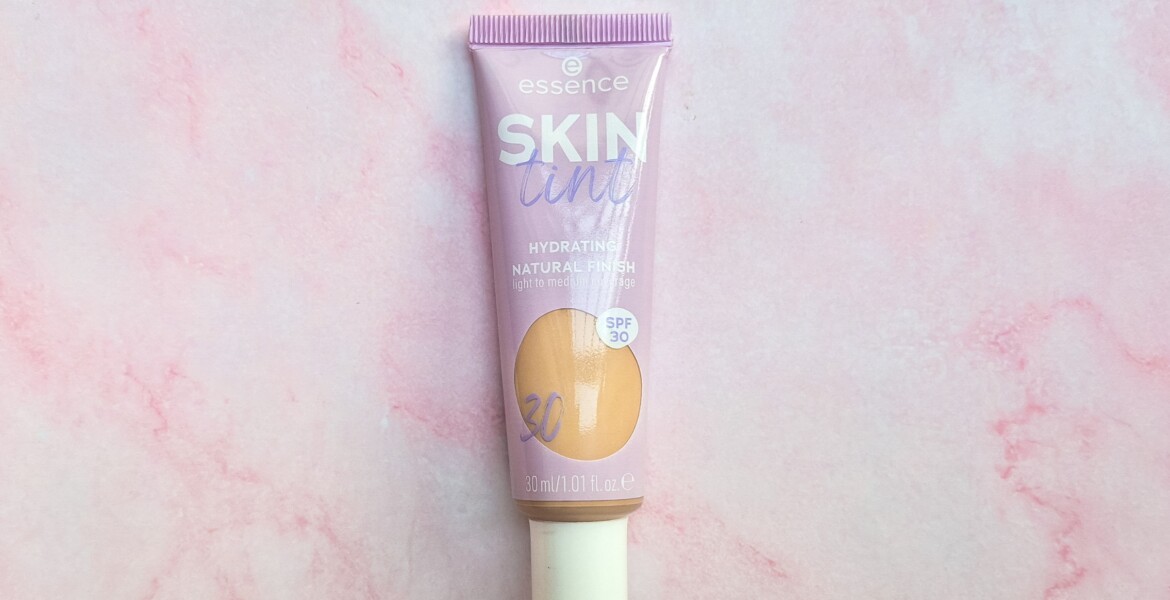Essence Skin Tint recensione su texture, coprenza, zone secche e resa durante la giornata