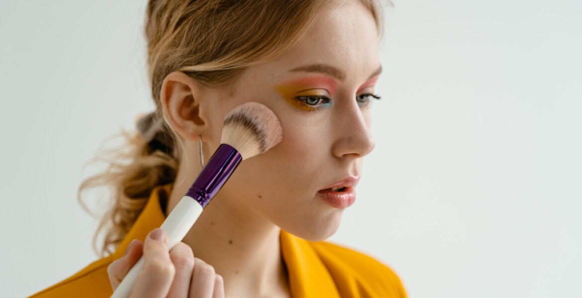Fondotinta che va nelle pieghe: come preparare la pelle prima del makeup per una base più uniforme