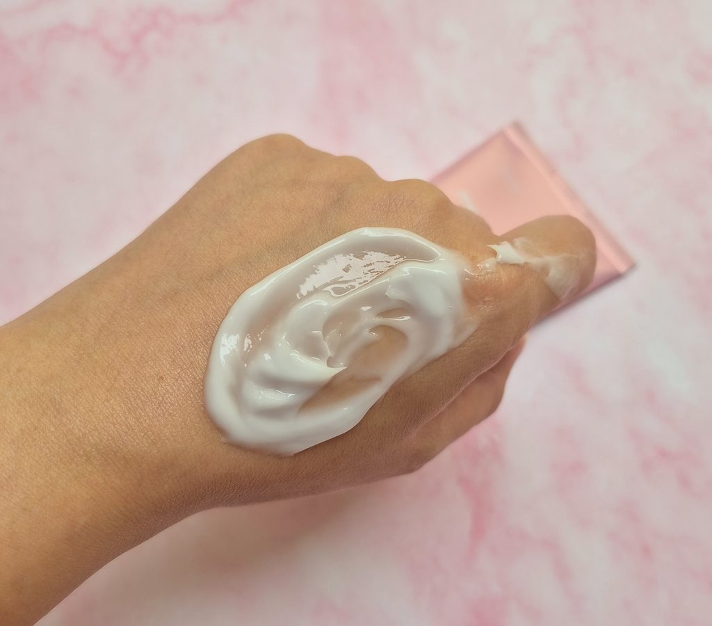 Texture crema-gel di Medicube PDRN Collagen Gua Sha Neck Wrinkle Cream
