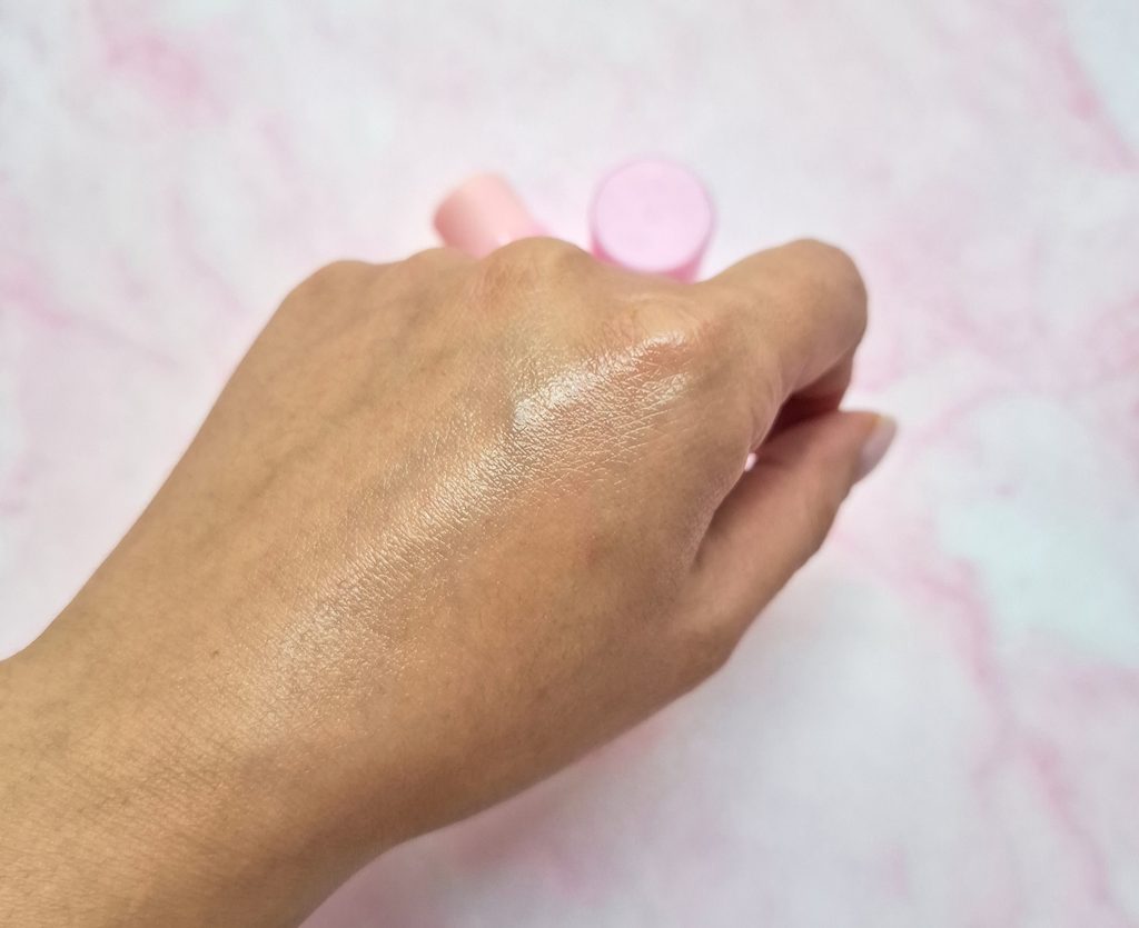 Texture di Medicube PDRN Pink Collagen Volume Multi Balm applicata sulla mano, dalla consistenza ricca e dal finish luminoso