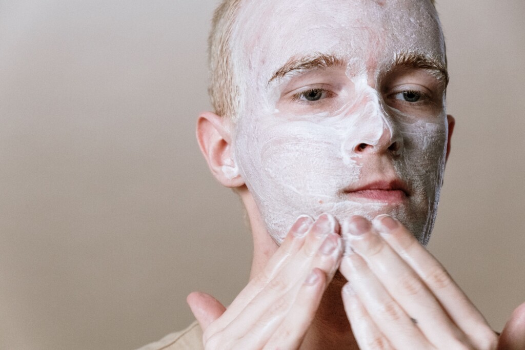 Tre detergenti viso uomo scelti per pelle secca, sensibile, mista e grassa
