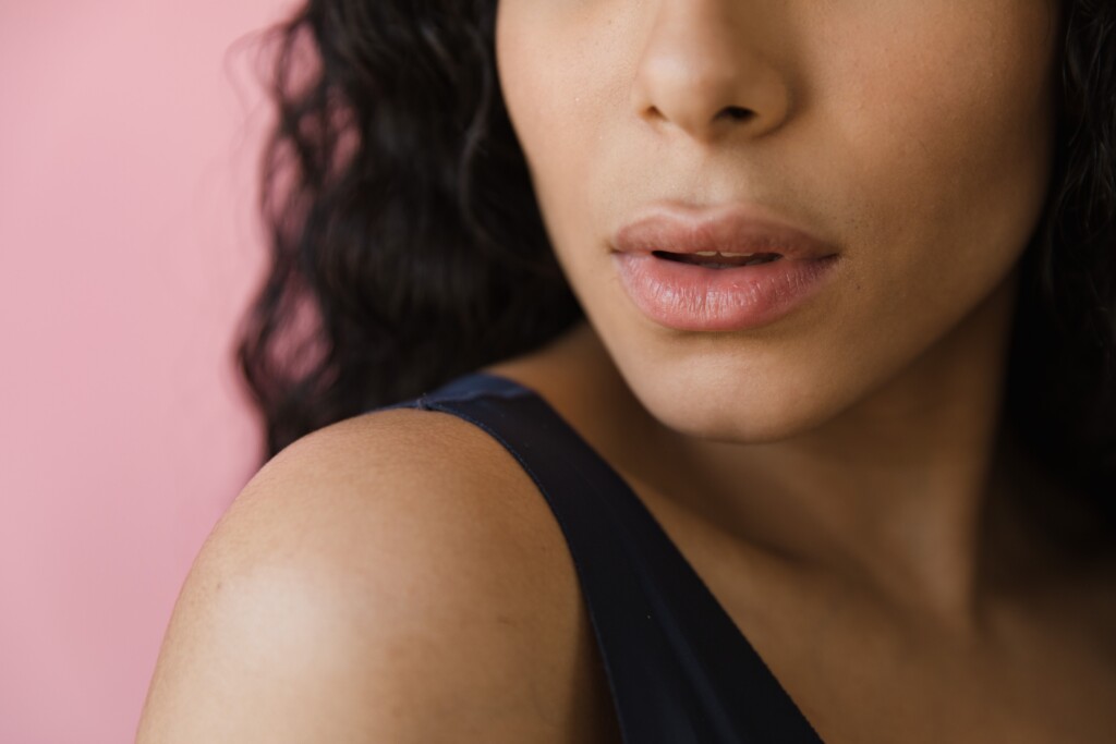 Peptidi e lipidi per labbra secche: routine con siero, maschera e balsamo per migliorare morbidezza e disidratazione