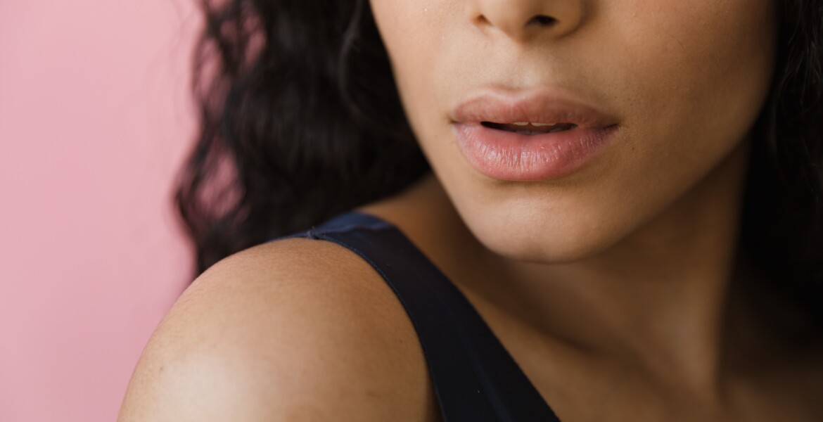 Peptidi e lipidi per labbra secche: routine con siero, maschera e balsamo per migliorare morbidezza e disidratazione