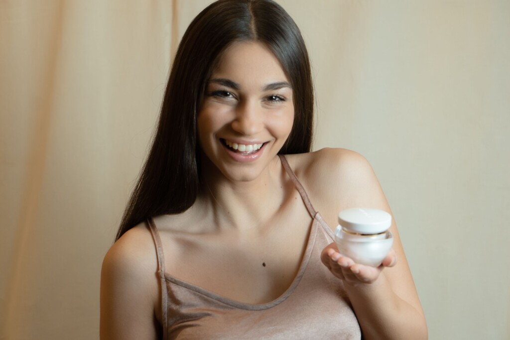 Retinolo nella skincare serale: ordine dei prodotti, metodo sandwich e frequenza