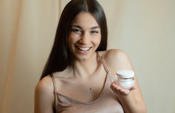 Retinolo nella skincare serale: la regola della stratificazione per evitare arrossamenti | MEI Skincare