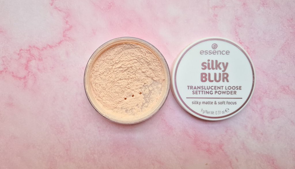 Texture fine e setosa della cipria Essence Silky Blur in polvere libera