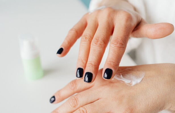 Mani secche e screpolate: il trattamento intensivo da fare prima di dormire | MEI Skincare
